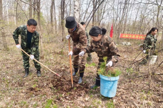 營(yíng)林處：黨旗引領(lǐng)添新綠 植樹(shù)造林踐初心（1）.jpg