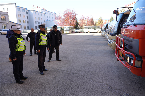 1761810307714606.jpg 筑牢交通防線 嚴(yán)守安全底線 泉林公司開展通勤車安全專項(xiàng)檢查(2).jpg