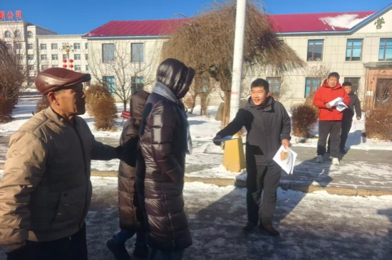 1765351970136040.jpg 撫安林場聯(lián)合東北岔中心派出所開展憲法宣傳周活動(3).jpg